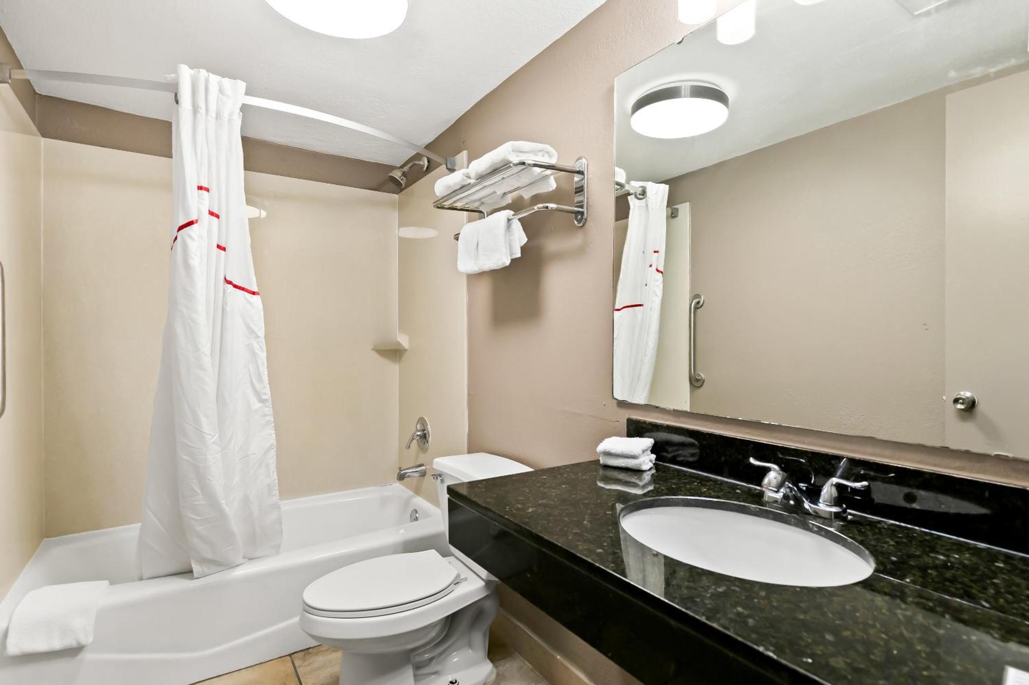 Red Roof Inn & Suites Дънкан Екстериор снимка