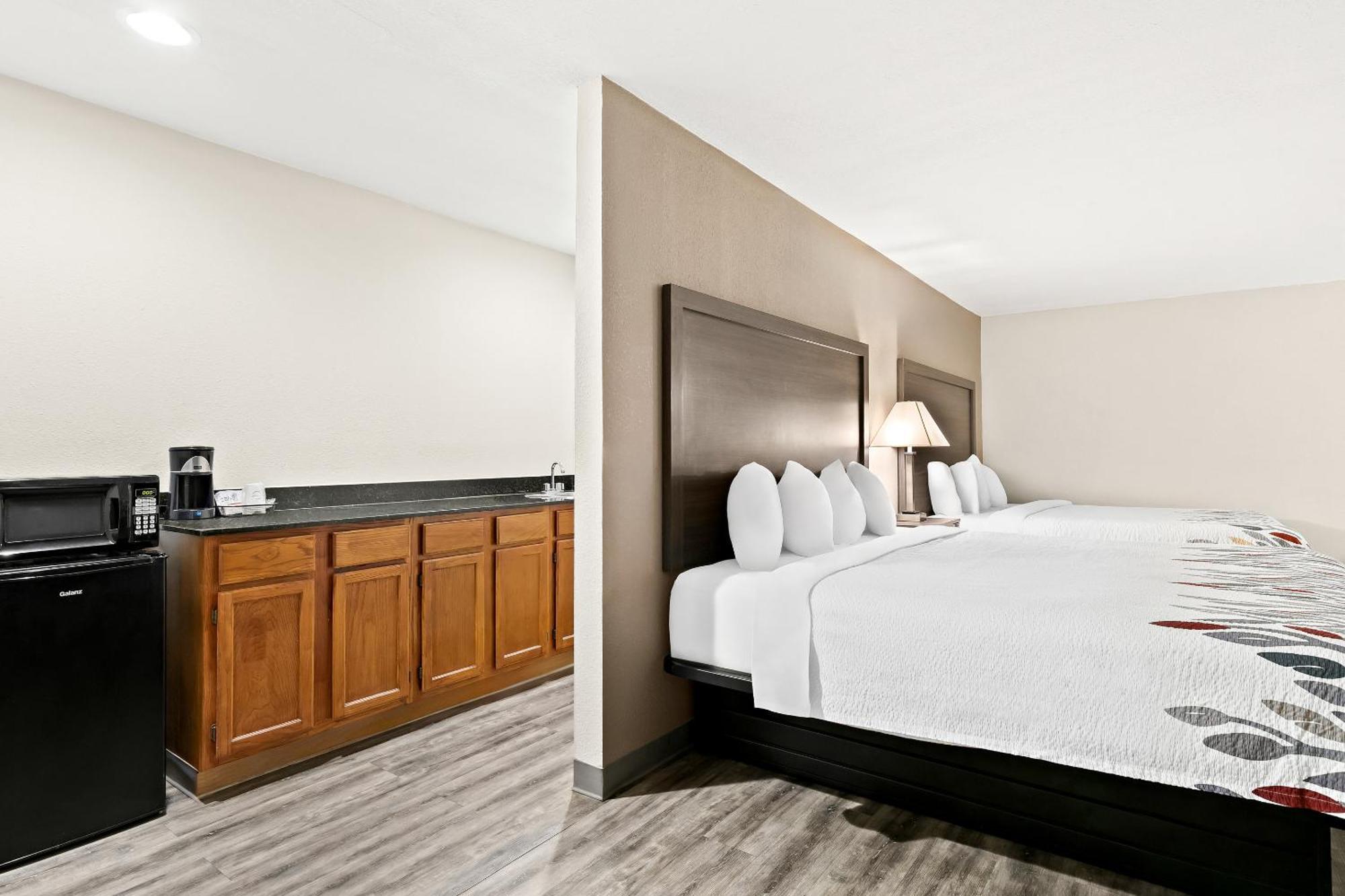 Red Roof Inn & Suites Дънкан Екстериор снимка